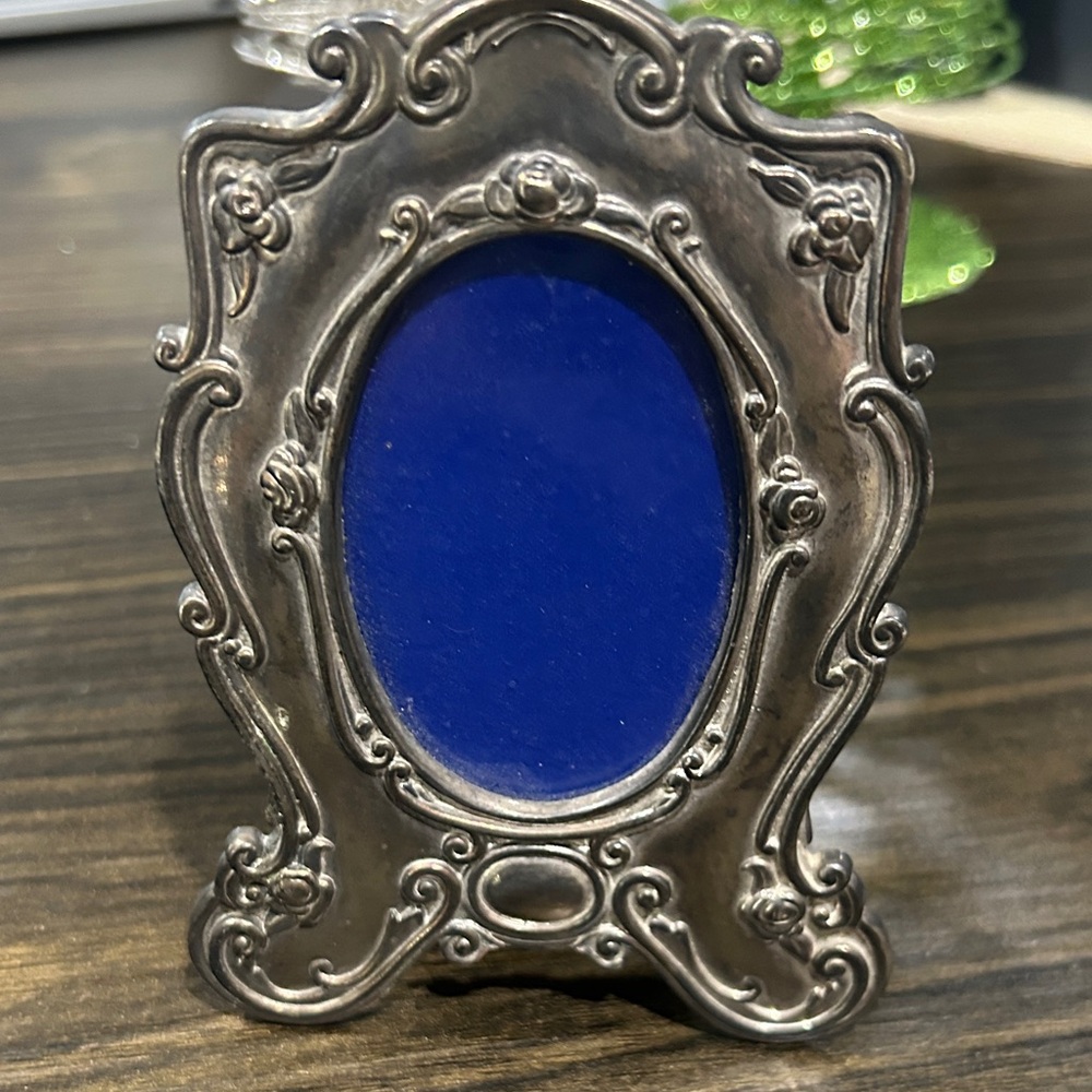 Vintage-Inspired Silver Frame with Deep Blue Center